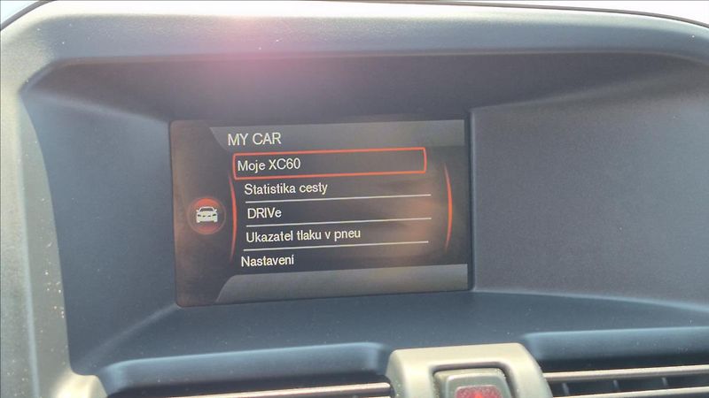 Volvo XC60 2,4 D5 158KW R-Design Momentum - fotka 18 z 23