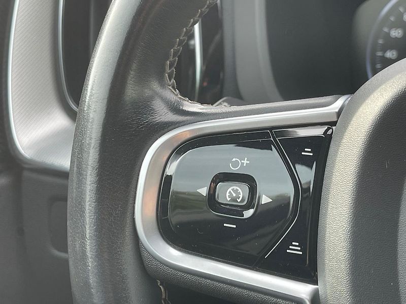 Volvo XC60 B4 AWD R-Design H&K, TZ - fotka 15 z 23