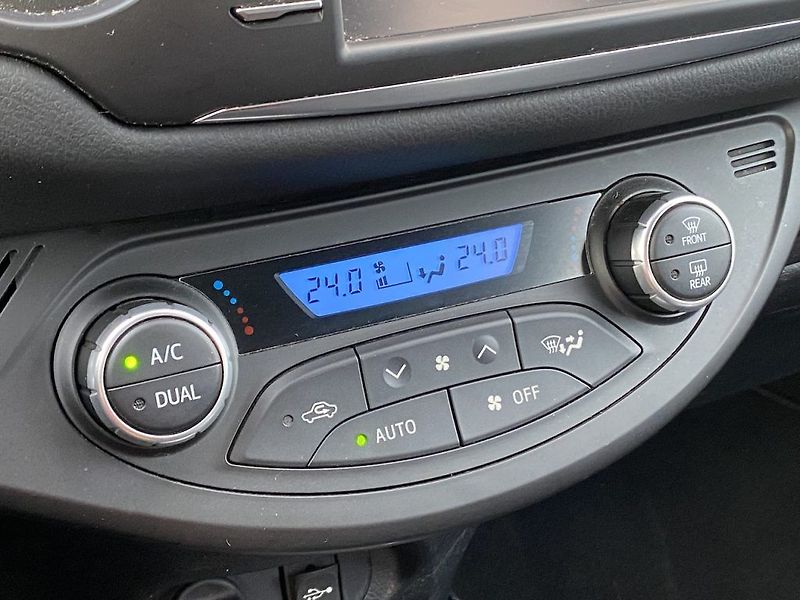 Toyota Yaris 1.5i, ČR-1m, Selection, manual - fotka 12 z 15