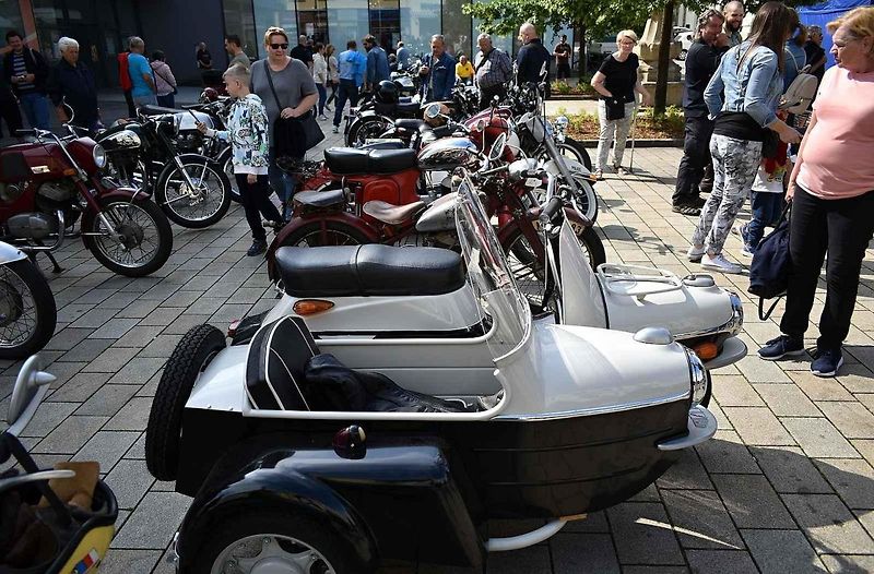Nablýskané historické vozidla a motorky obsadily v neděli 19. května centrum Prostějova. 19.5. 2024