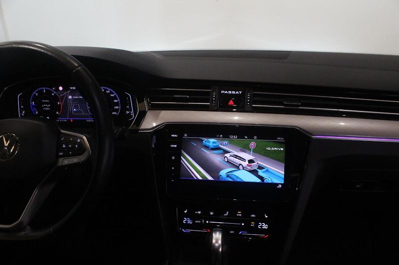 Volkswagen Passat (2021) 2.0TDI DSG Info display Matrix - fotka 33 z 43