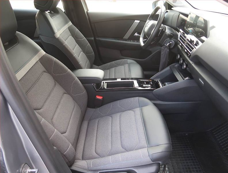 Citroën C4 (2023) Feel 1.2 PureTech, Automat - fotka 9 z 18