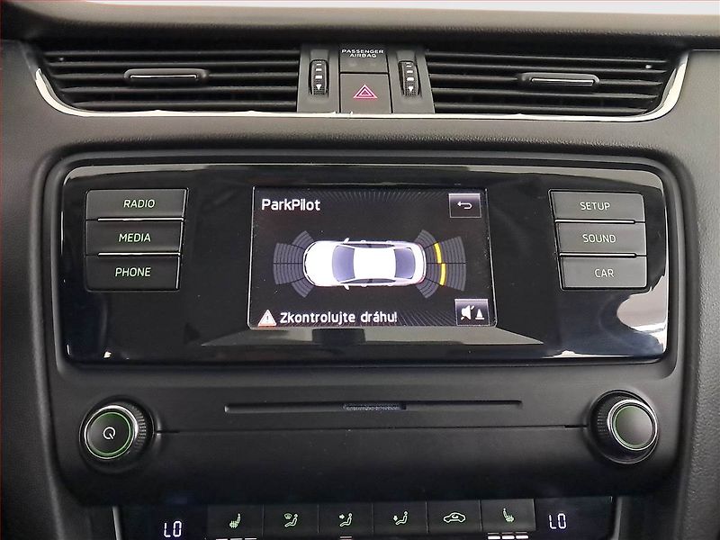 Škoda Octavia (2014) 1.6 TDI, Tempomat - fotka 16 z 19