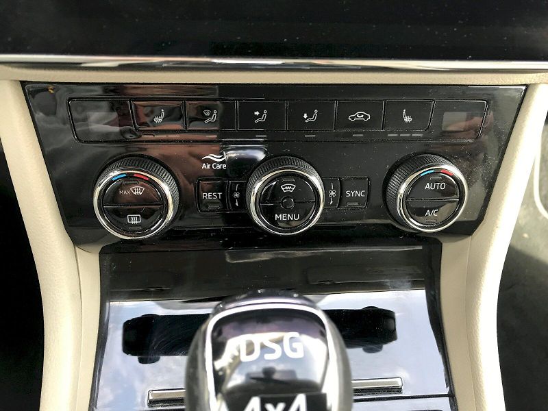 Škoda Superb (2019) Combi  L&K 4x4 2,0 TDI DSG - fotka 14 z 29