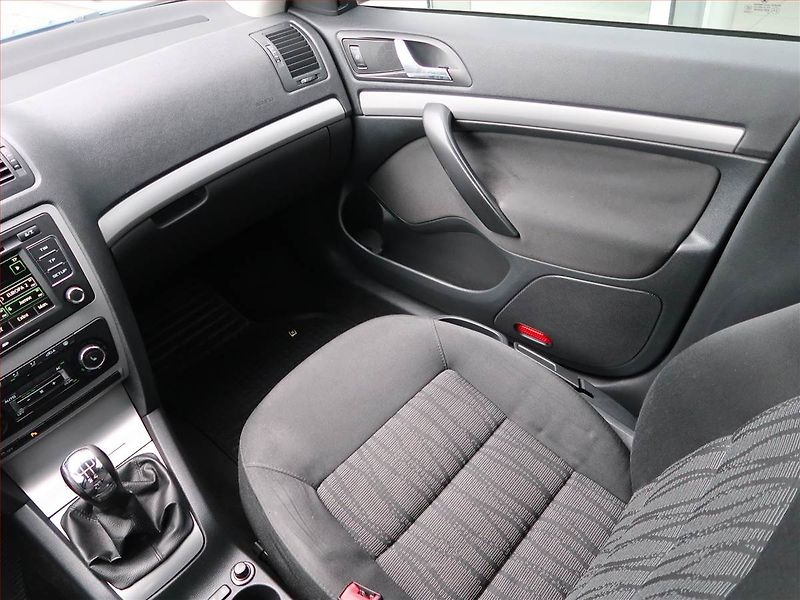 Škoda Octavia (2009) 1.9 TDI, Xenony, Tempomat - fotka 8 z 17