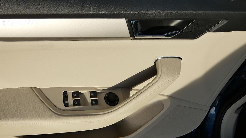 Škoda Superb Combi 2.0 TSI DSG Style - fotka 9 z 24