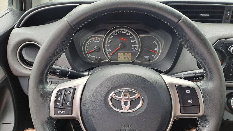 Toyota Yaris 1.0 VVTi Comfort REZERVACE - fotka 21 z 23