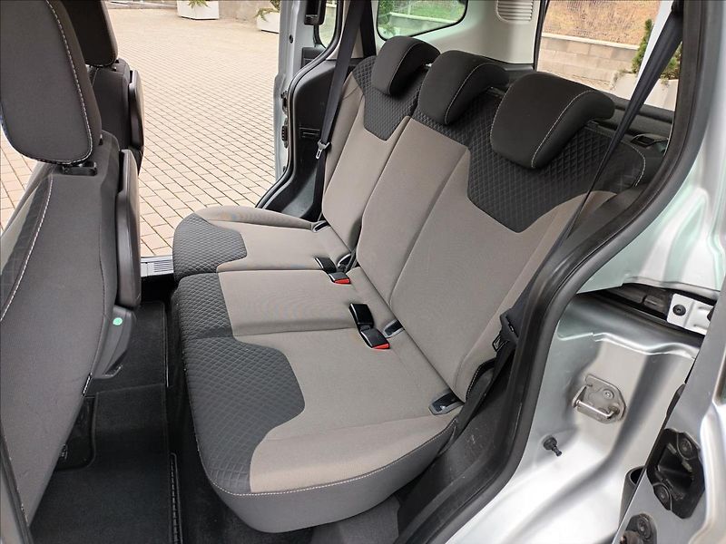 Ford Tourneo Courier 1,5 TDCI,ČR,SERVISKA,ROZVODY - fotka 16 z 37