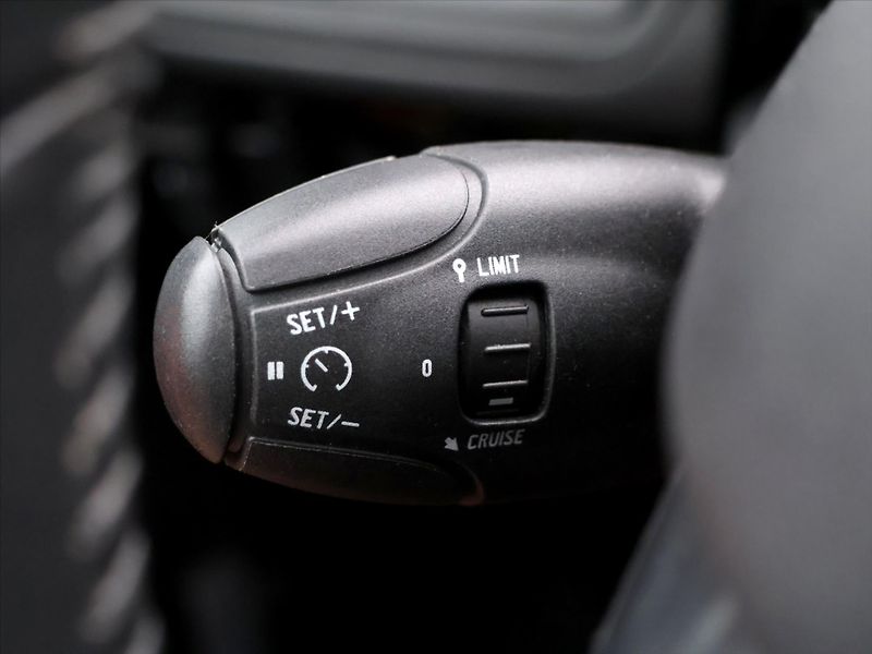 Peugeot 2008 1,2 PureTech 61kW Allure CZ - fotka 21 z 36