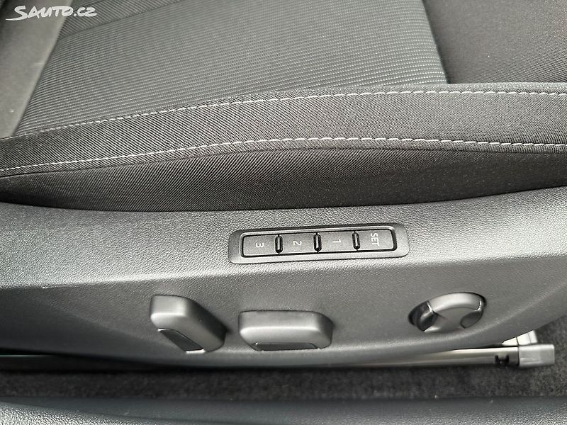 Škoda Octavia 2,0 TDI Sportline paket - fotka 21 z 43