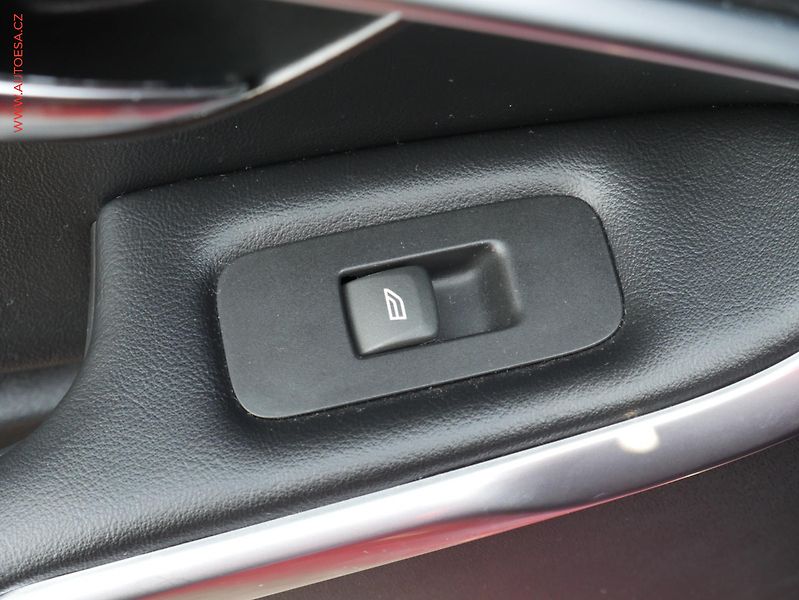 Volvo V40 (2015) 2.0 i, AT, navi - fotka 12 z 18