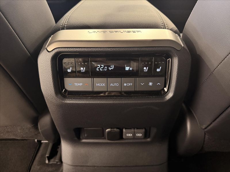 Toyota Land Cruiser 2,8 Executive  (204k) Diesel - fotka 8 z 9