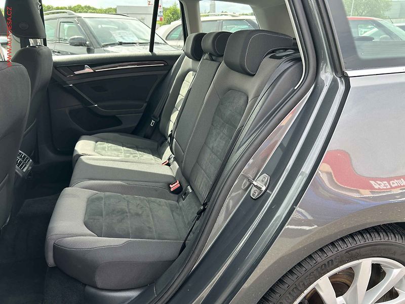 Volkswagen Golf (2018) 1.5 TSI, Highline, +pneu - fotka 10 z 20