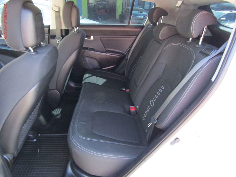 Kia Sportage (2012) 1.6 GDi, xenon, AC - fotka 10 z 21