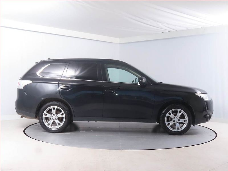 Mitsubishi Outlander (2014) 2.2 DI-D, 4X4, 7 míst, Navi - fotka 6 z 16
