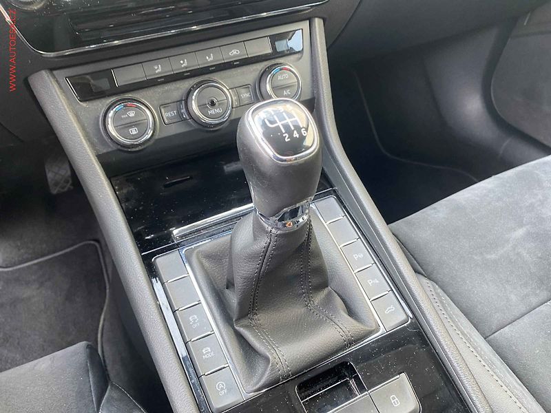 Škoda Superb (2016) 2.0 TDi, Style, kůže, +ALU - fotka 16 z 20
