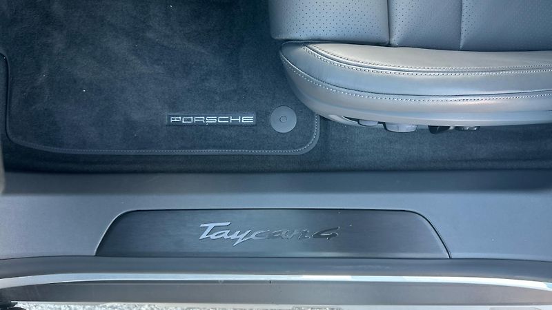 Porsche Taycan 4 Cross Turismo - fotka 19 z 29