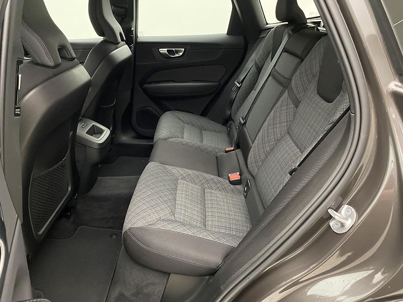 Volvo XC60 B4 CORE AUT CZ - fotka 5 z 45