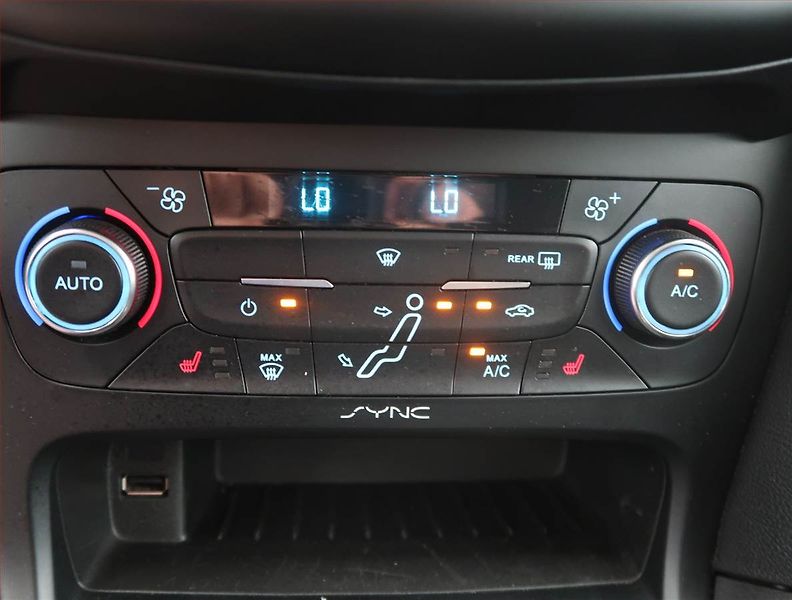 Ford Focus (2015) 1.5 TDCi, Navi, Tempomat - fotka 13 z 17