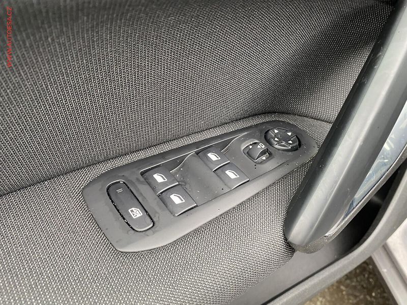 Peugeot 308 (2020) 1.2 PT, Allure, navi, panor - fotka 13 z 18
