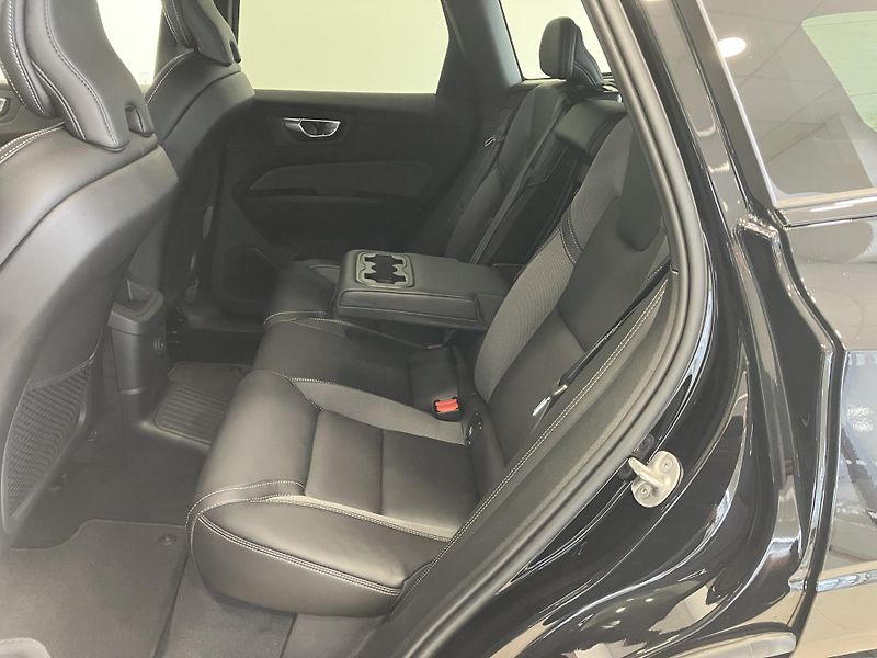 Volvo XC60 T6 AWD Black Edition Plus AT8 - fotka 13 z 40