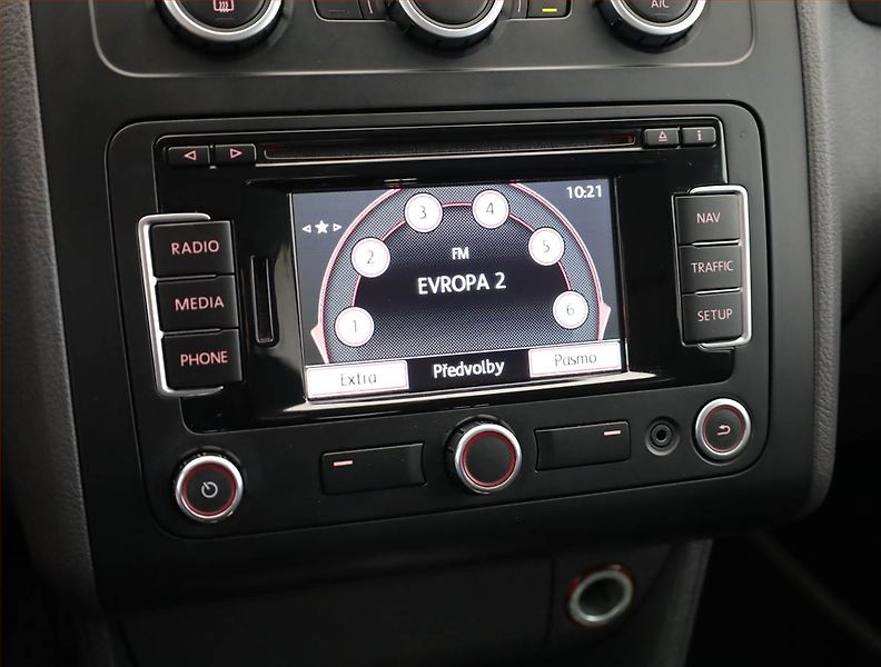 Volkswagen Touran (2013) 1.6 TDI, Automat, Serv.kniha - fotka 13 z 19
