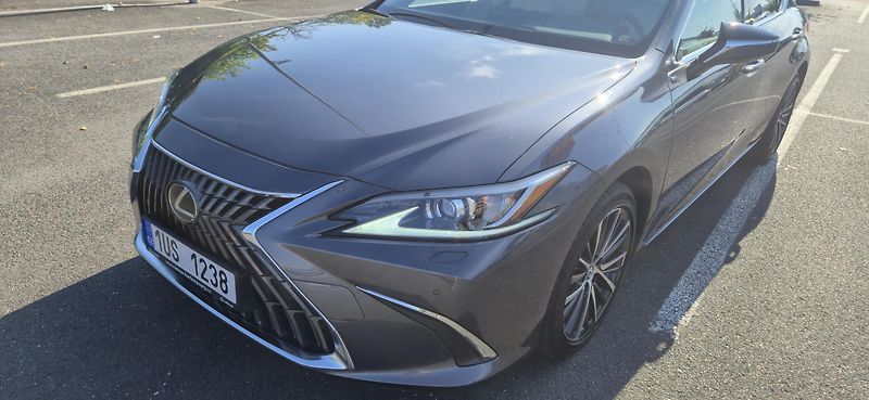 Lexus ES 300h (2023) - fotka 5 z 9