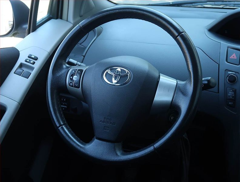 Toyota Yaris (2010) 1.0 VVT-i, Serv.kniha - fotka 15 z 15
