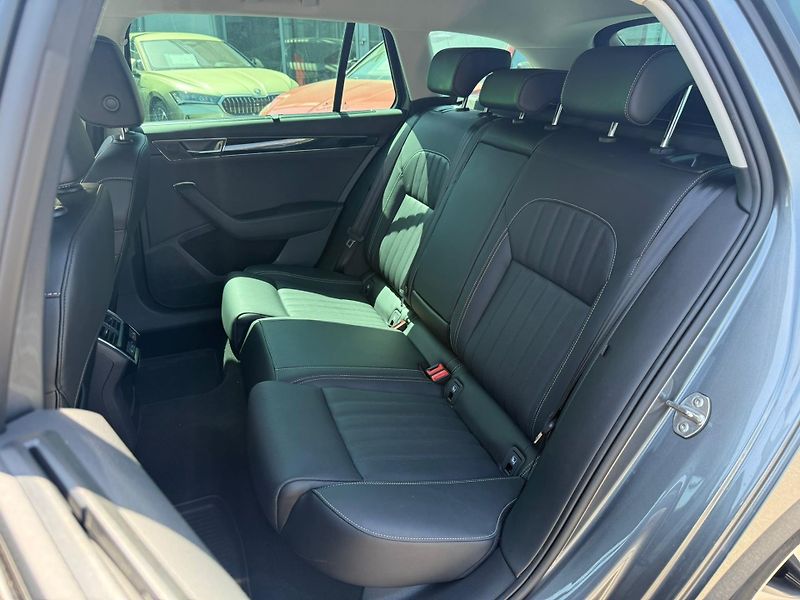 Škoda Superb L&K 2.0 TSI 140kw DSG Combi - fotka 21 z 27