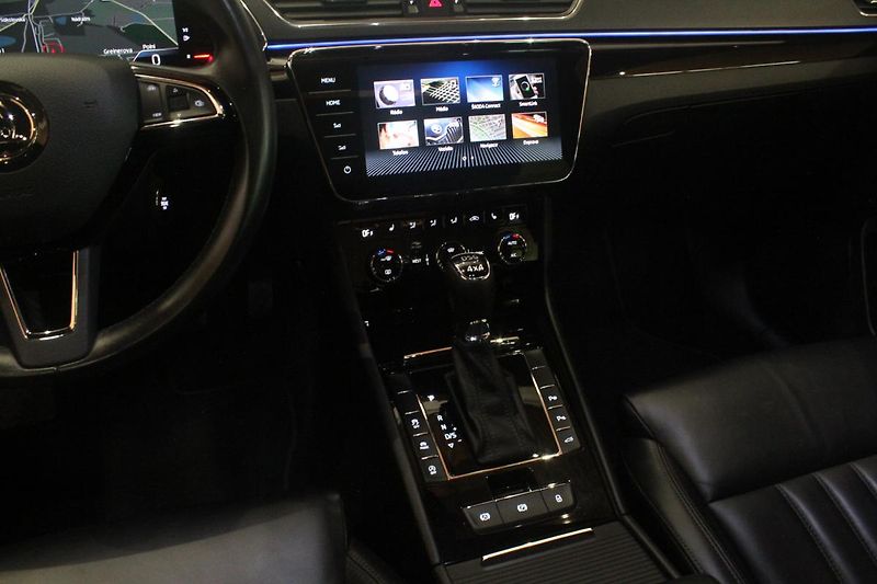 Škoda Superb (2019) 2.0TDI DSG L&K 4x4 Display - fotka 42 z 45