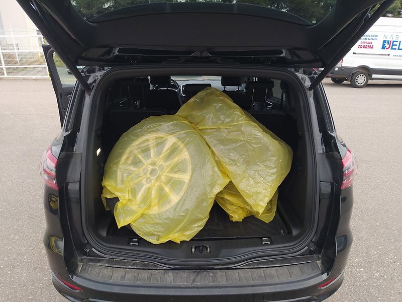 Ford S-MAX (2019) 2.0 EcoBlue 140kW ST-line - fotka 12 z 22