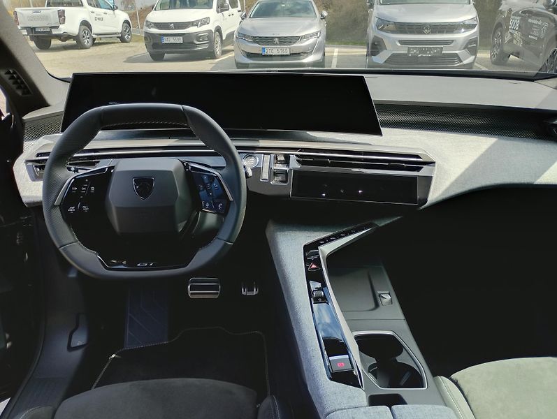 Peugeot 5008 (2025) GT Hybrid 145 e-DCS6 - fotka 11 z 28