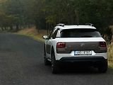 Cactus ale není auto, které si někdo koupí kvůli tomu, jak jezdí. Jeho síla spočívá v emocích, které vyvolává. Buď se zamilujete a musíte ho mít, nebo ne. Tady jde rozum trochu stranou. Škoda, že Citroën nevychází zájemcům blíž zajímavější cenou.