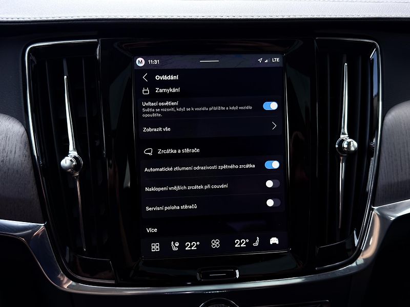 Volvo V90 T8 AWD ULTRA DARK + zimní kola - fotka 41 z 53