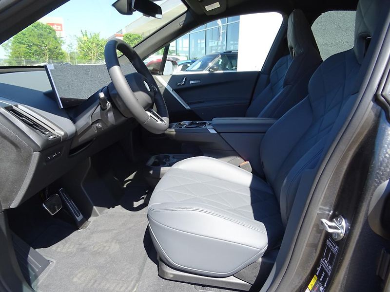 BMW iX xDrive45 - fotka 2 z 7