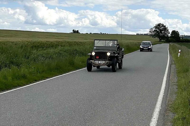 Veterány soutěžící o Zlomenou poloosu při své zastávce v Koutech.