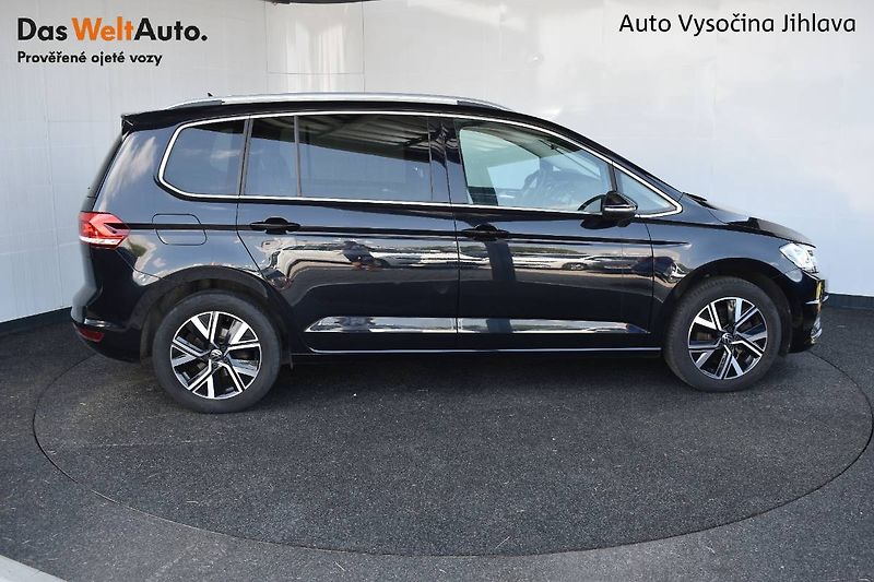 Volkswagen Touran (2022) 1.5TSI 110kW DSG, LED, 7 míst - fotka 27 z 28