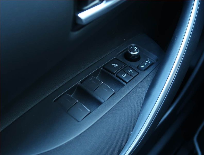 Toyota Corolla (2022) 1.8 Hybrid - fotka 18 z 19