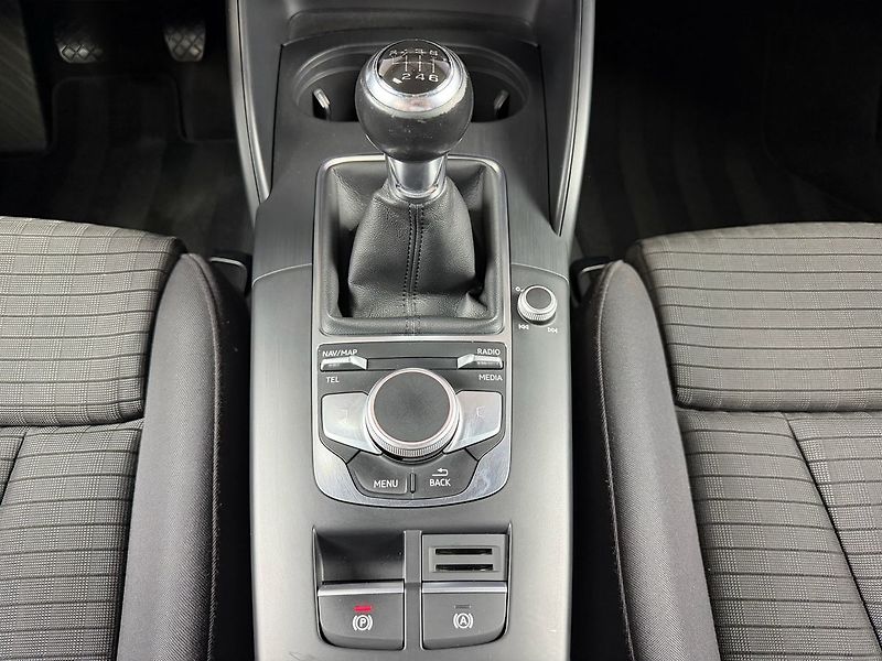Audi A3 1.6 TDI LIMOUSINE SPORT, NAVIG - fotka 18 z 20