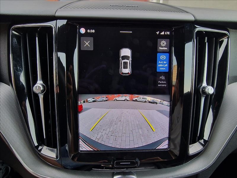 Volvo XC60 B5 184kW Plus Dark Auto,1.Maj - fotka 29 z 50