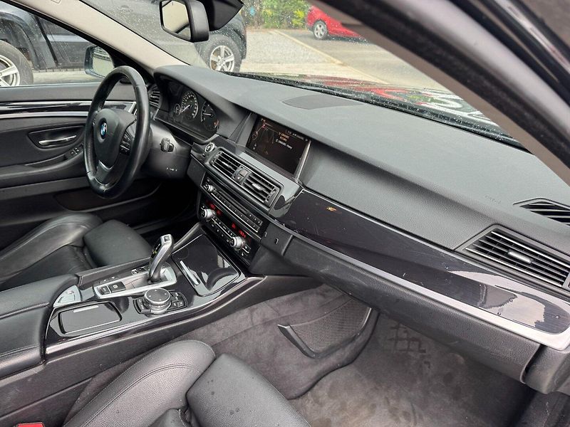 BMW Řada 5 (2014) 530d xDrive - fotka 28 z 32