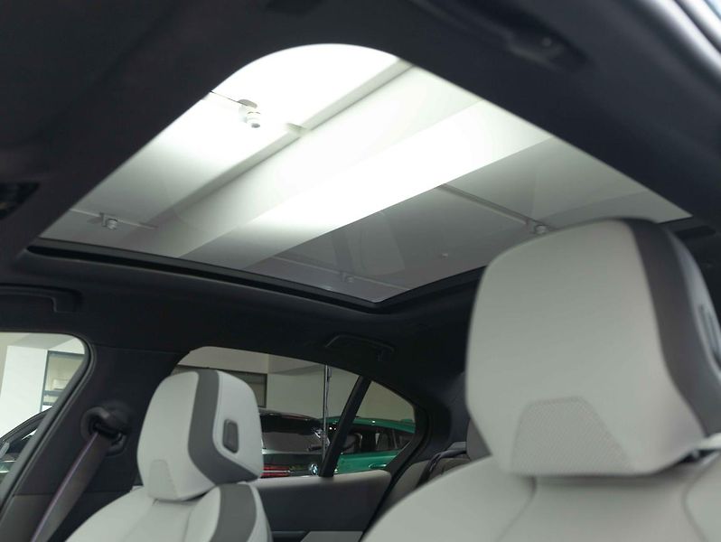 BMW Řada 5 550e xDrive - fotka 19 z 23