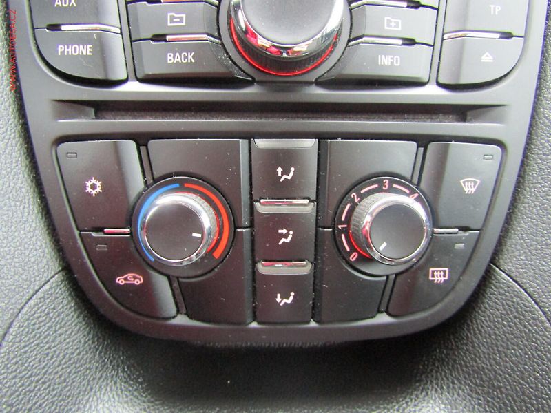 Opel Meriva (2017) 1.4i, ČR, AC - fotka 13 z 17
