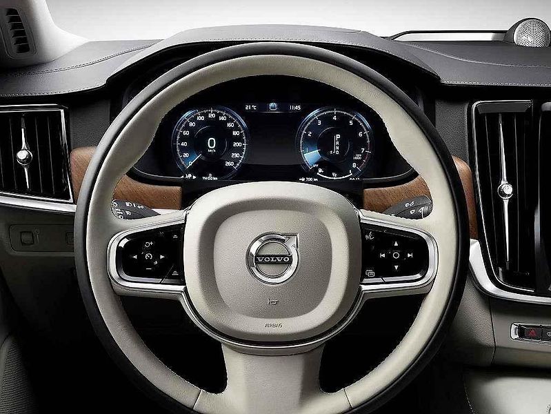 Volvo S90.