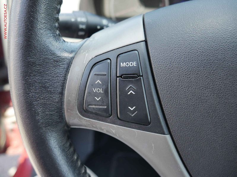 Hyundai i30 (2010) 1.6 16V, ČR, AC, STK1/28 - fotka 14 z 16