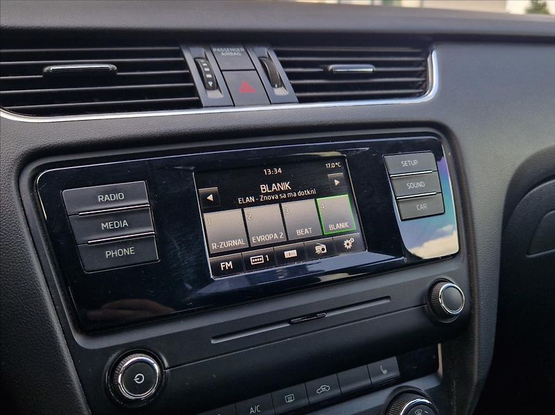 Škoda Octavia 1,6 TDI VÝHŘEV NEZ.TOPE XENONY - fotka 24 z 34