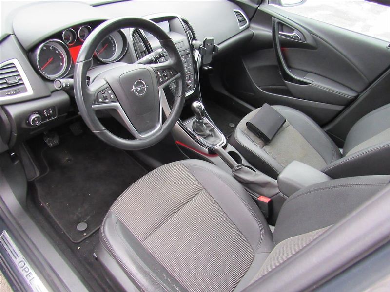 Opel Astra 1,4 Turbo 103kW - fotka 9 z 31