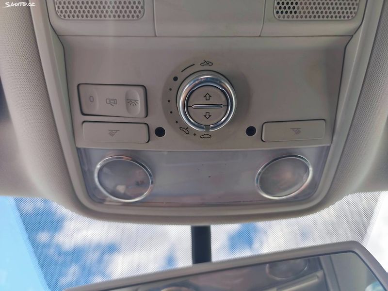 Volkswagen Touran (2014) - fotka 34 z 42