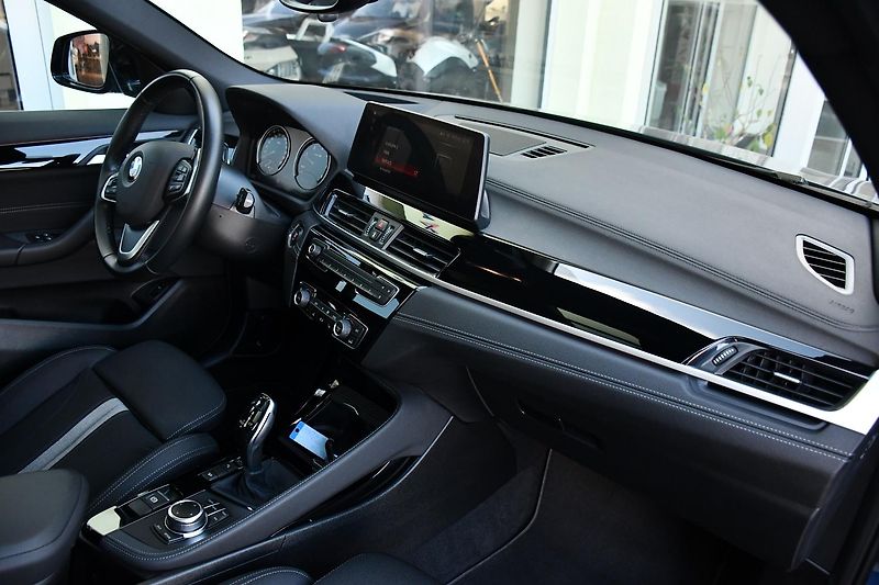 BMW X2 xDrive20d TAŽNÉ ČR PANO 1M HUD - fotka 17 z 38