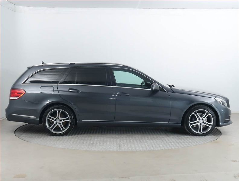 Mercedes-Benz Třídy E (2013) Edition E 300 BlueTEC, Automat - fotka 6 z 20